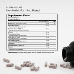 NutraChamps cápsula en primer plano que resalta su textura vegana y fácil ingestión