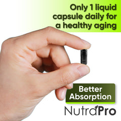 NutraPro cápsula en la mano demostrando facilidad de uso diario