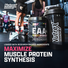 Nutrex Research vaso mezclado durante entrenamiento para hidratación y aminoácidos