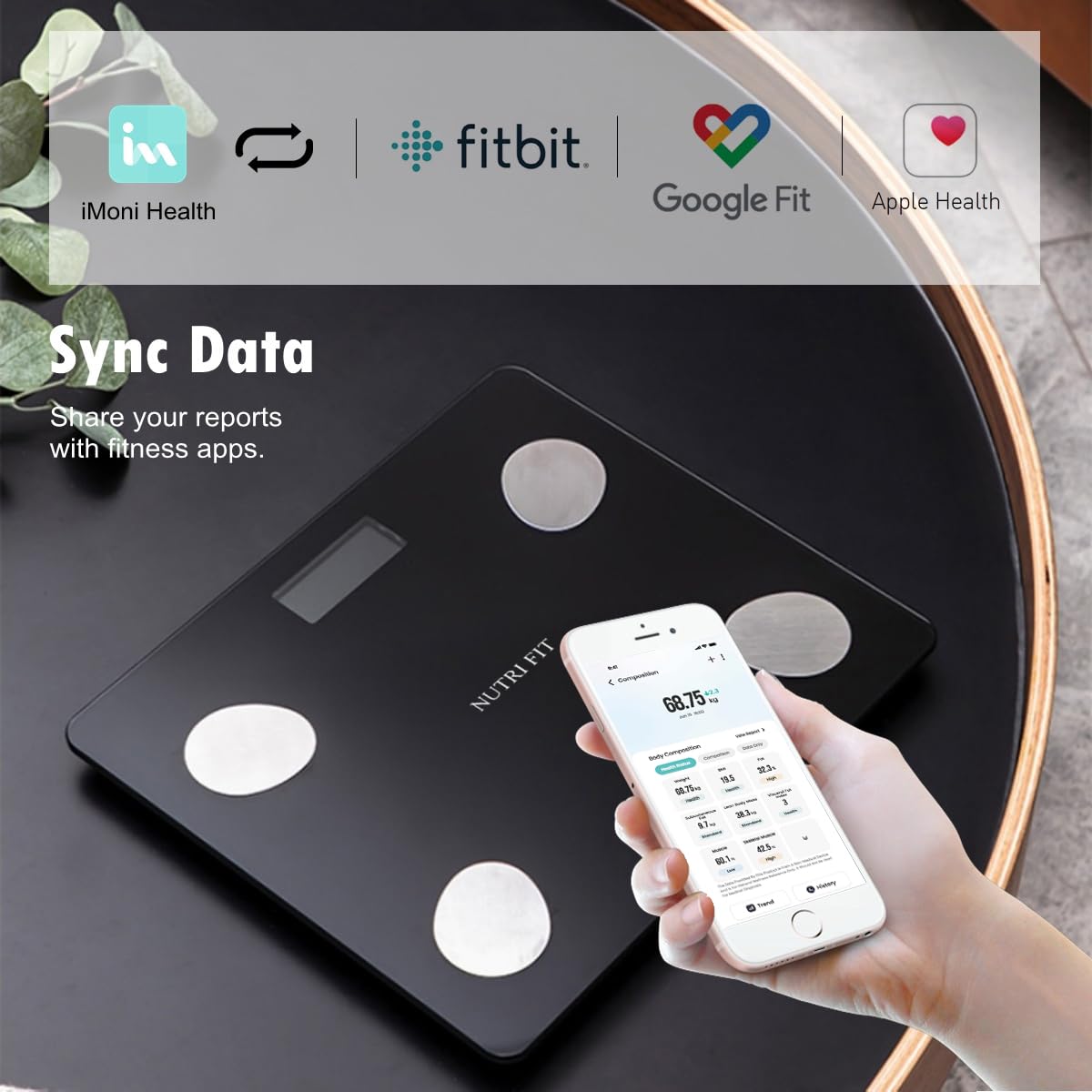 NUTRI FIT persona usando la báscula en el baño para control diario efectivo