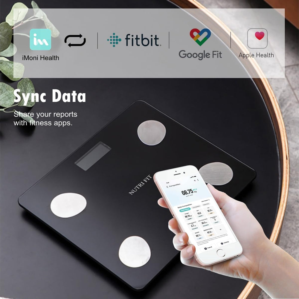 NUTRI FIT persona usando la báscula en el baño para control diario efectivo