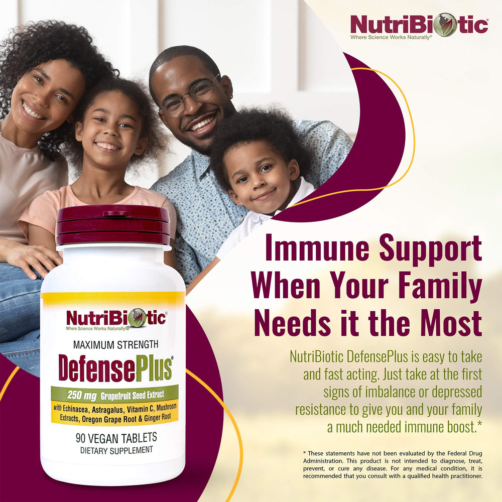 NutriBiotic DefensePlus tableta en mano para comparar tamaño y facilitar consumo