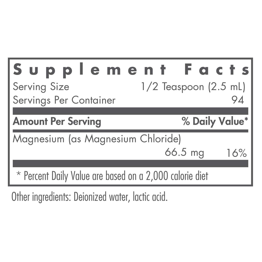 Nutricology magnesio cloruro líquido vertido en vaso para uso diario