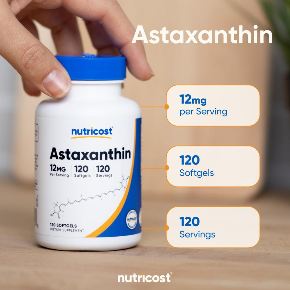 Nutricost Astaxanthin persona sosteniendo una softgel mostrando facilidad de uso