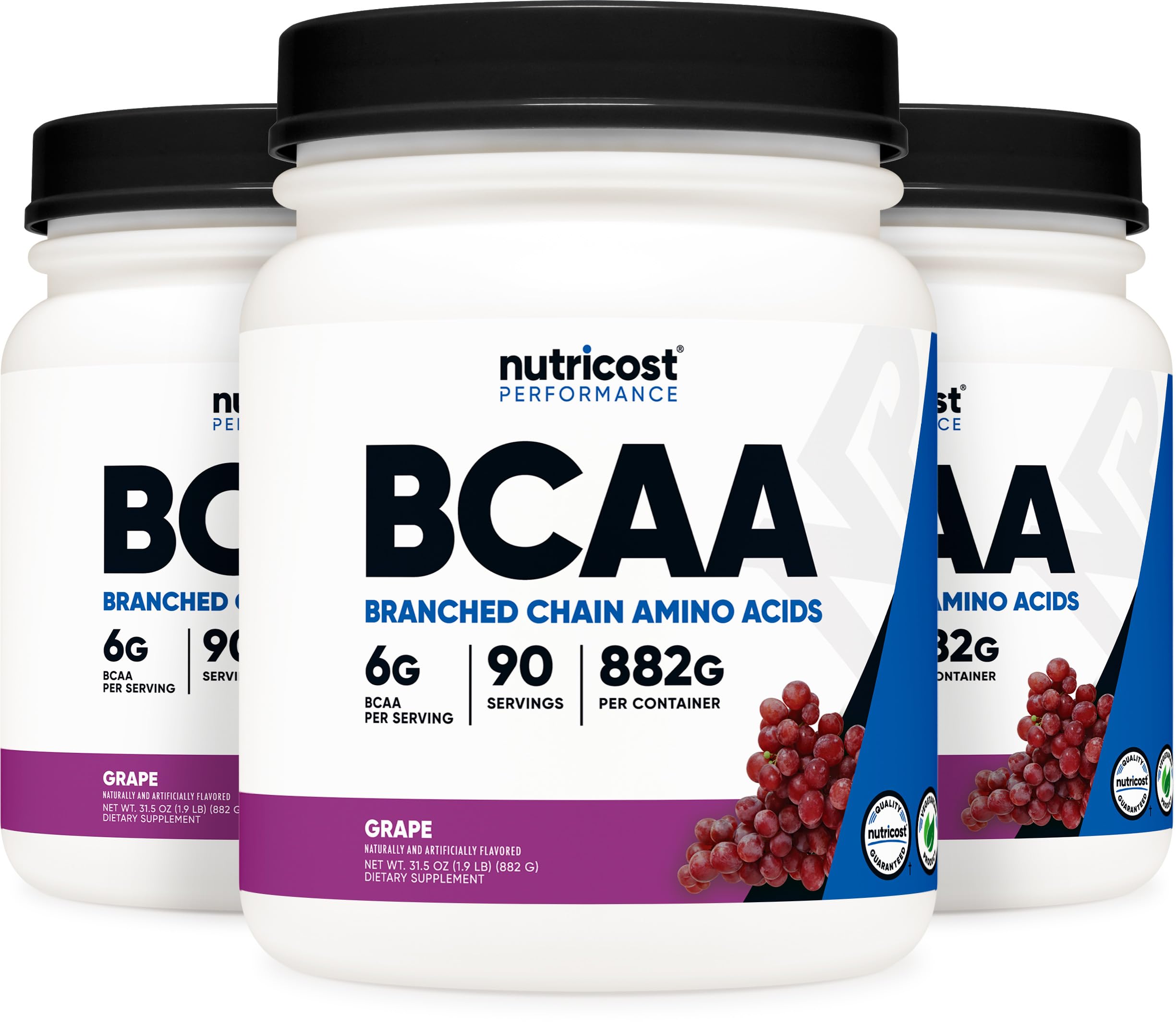 Usuario en gimnasio consumiendo Nutricost BCAA uva antes del entrenamiento