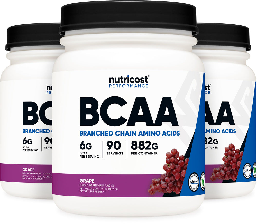 Usuario en gimnasio consumiendo Nutricost BCAA uva antes del entrenamiento
