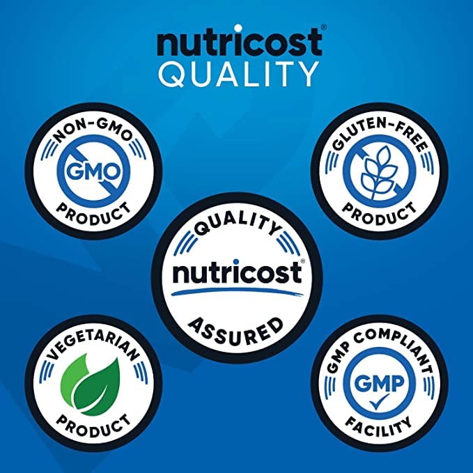 Vaso con Nutricost BCAA disuelto en agua, bebida refrescante al entrenar