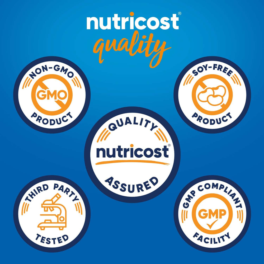 Nutricost cápsula en mano para comparar tamaño y facilitar la toma