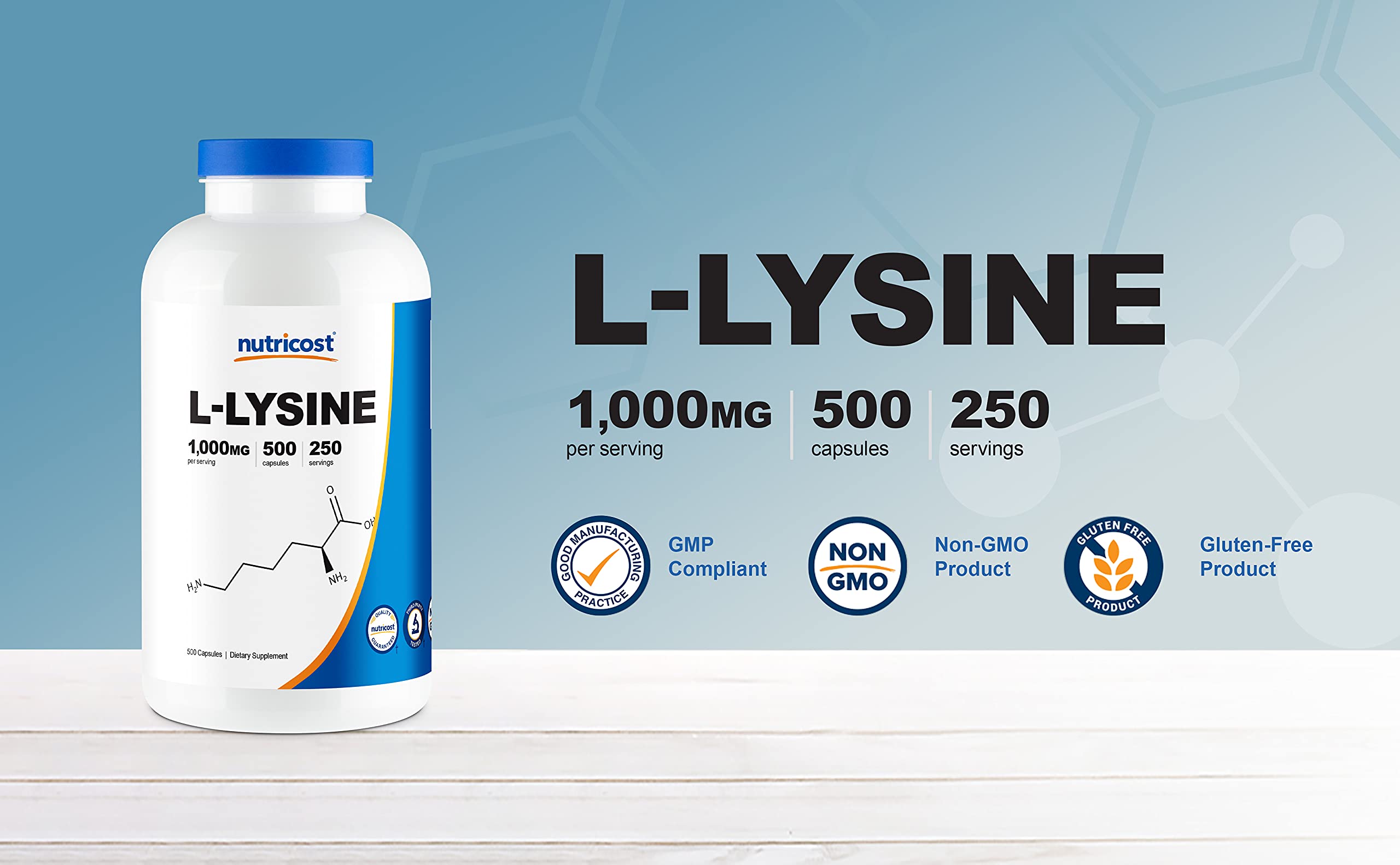 Nutricost cápsula en mano para comparar tamaño y dosificación