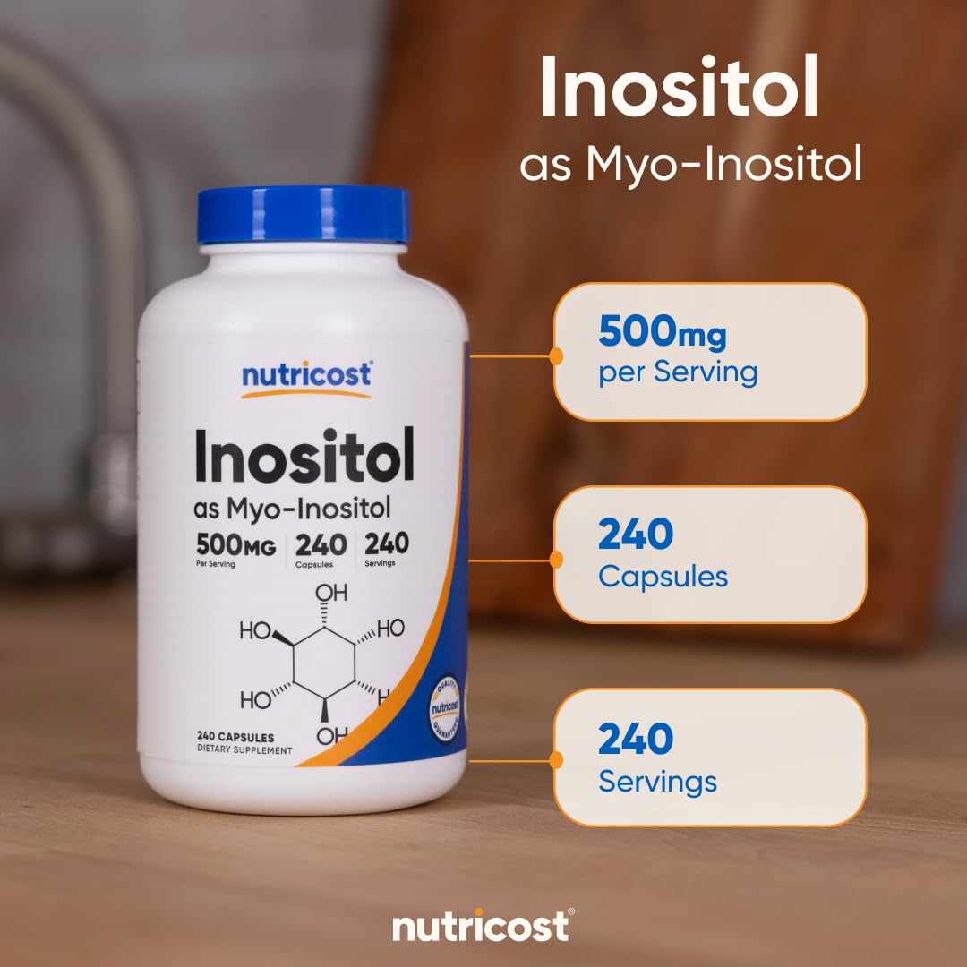 Nutricost persona sosteniendo cápsula, facilidad de consumo diaria