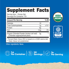 Nutricost primer plano del polvo de chlorella resaltando su textura fina