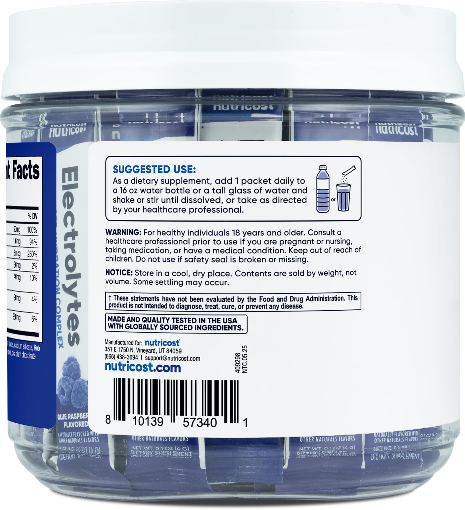 Stickpack Nutricost junto a una mano para comparar tamaño y conveniencia portátil