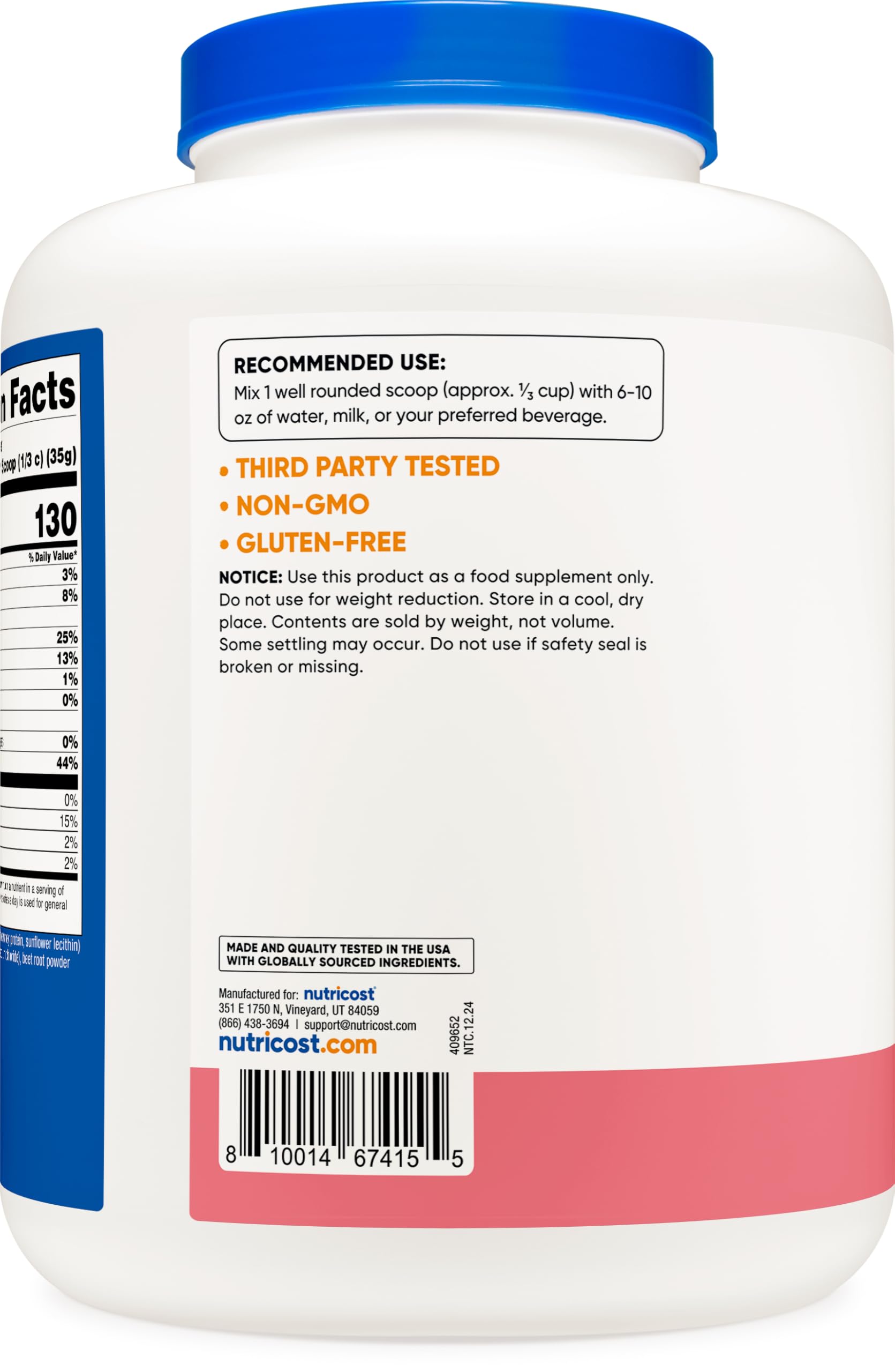 Envase Nutricost Whey junto a mano para comparar tamaño y porciones prácticas