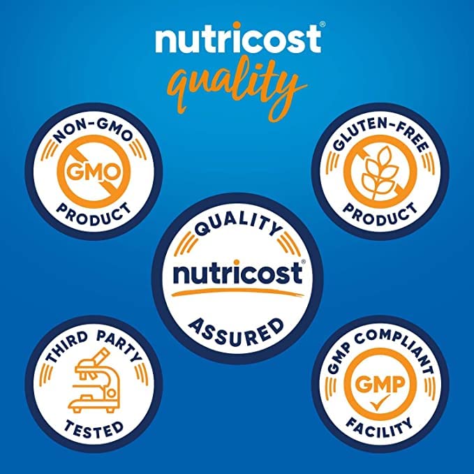 Nutricost cápsulas en mano para comparar tamaño y facilitar la dosificación diaria