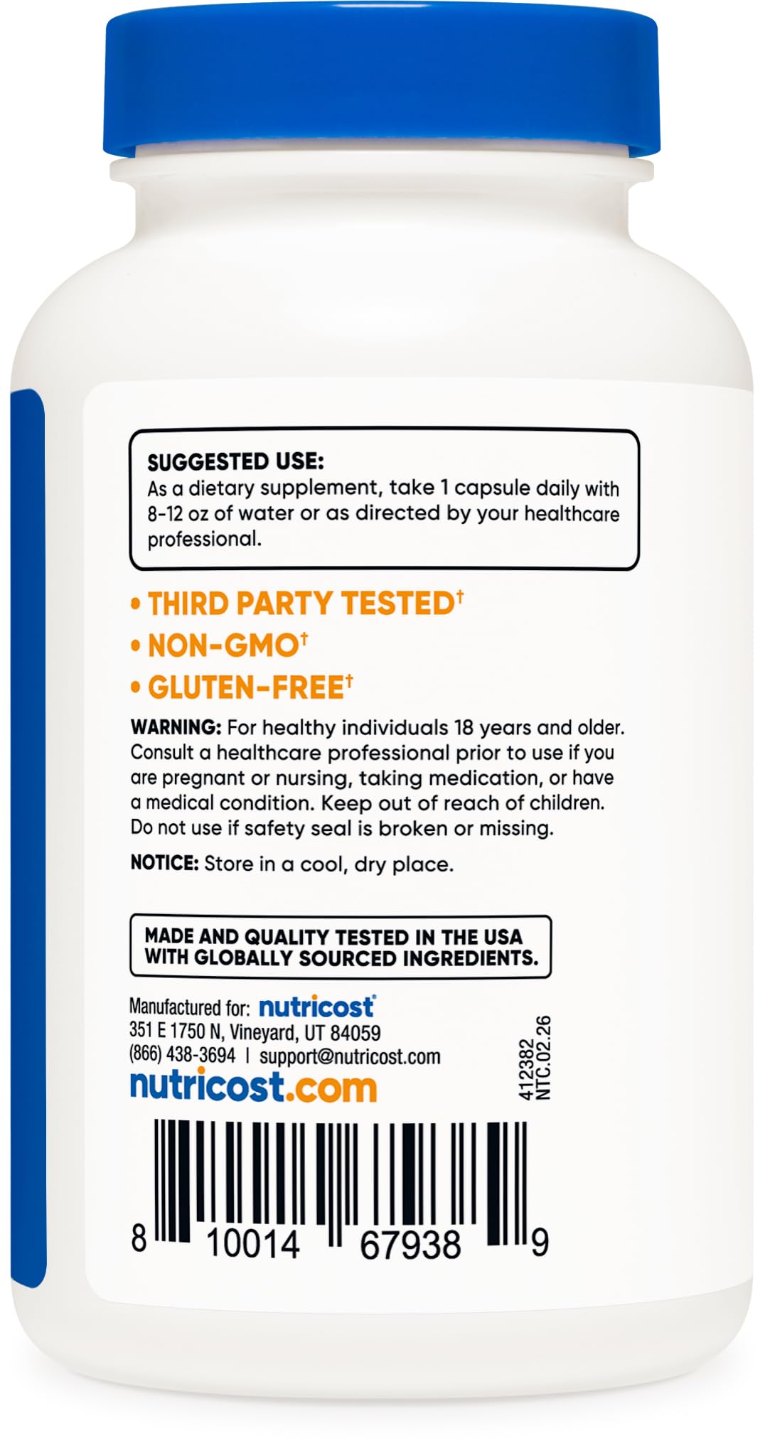 Nutricost frasco en mano para comparar tamaño y cantidad de cápsulas