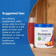 Polvo Nutricost disolviéndose en agua mostrando fácil mezcla
