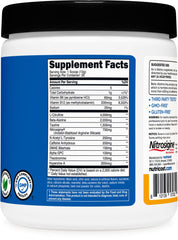 Atleta en gimnasio tomando Nutricost Pre-Workout Peach Mango para enfoque y rendimiento