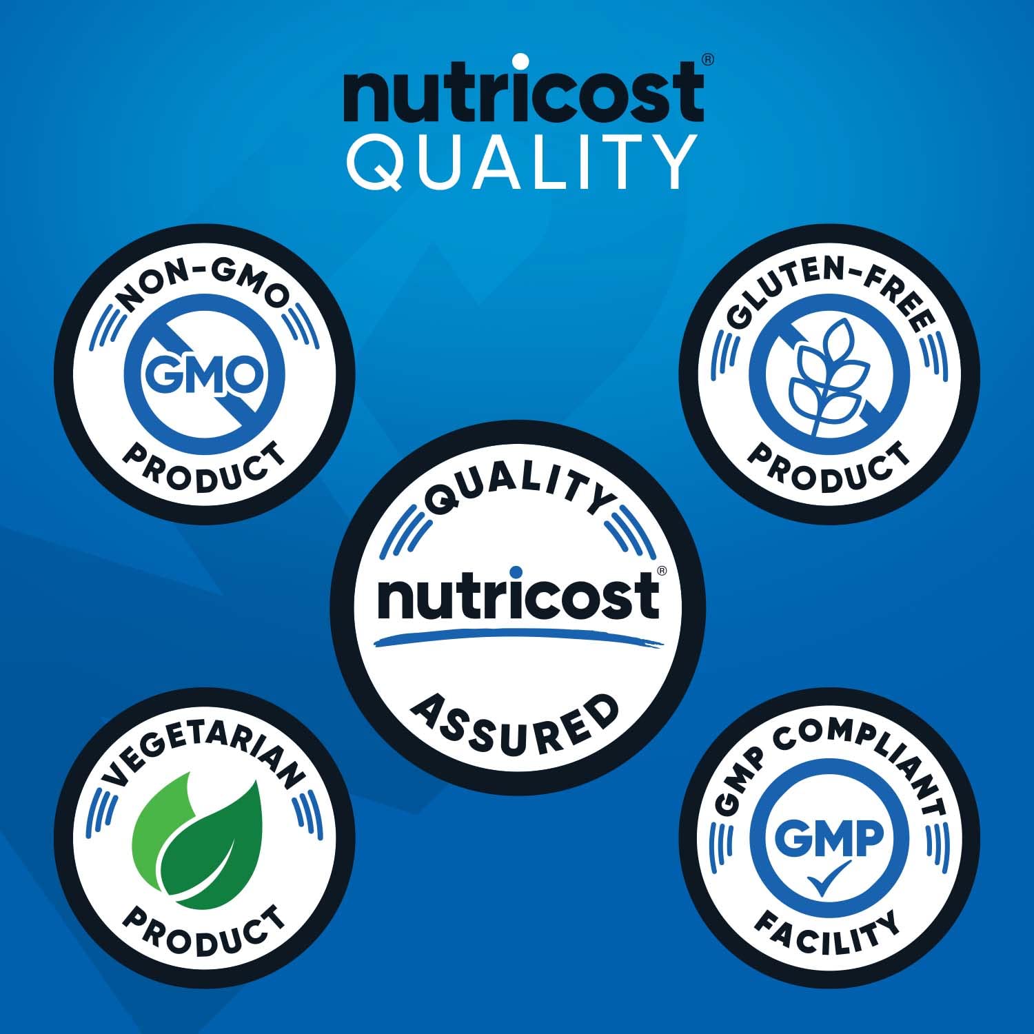 Nutricost bebida pre-entreno en vaso junto a pesas para energía pre ejercicio