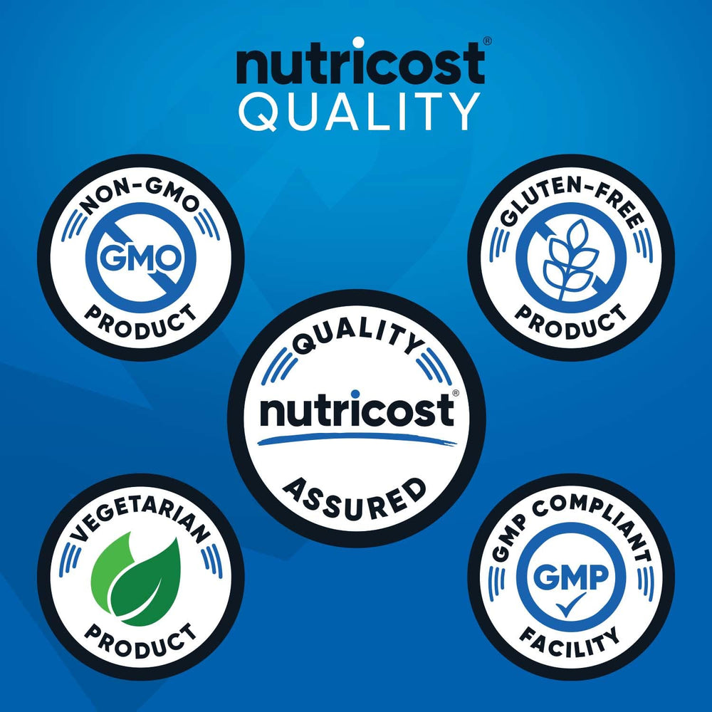 Nutricost bebida pre-entreno en vaso junto a pesas para energía pre ejercicio