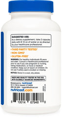 Primer plano cápsula vegetal Nutricost resaltando textura y pureza
