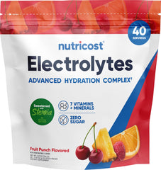 Nutricost stickpack junto a mano para mostrar tamaño portátil y conveniencia