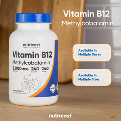 Persona tomando cápsula Nutricost B12 con un vaso de agua