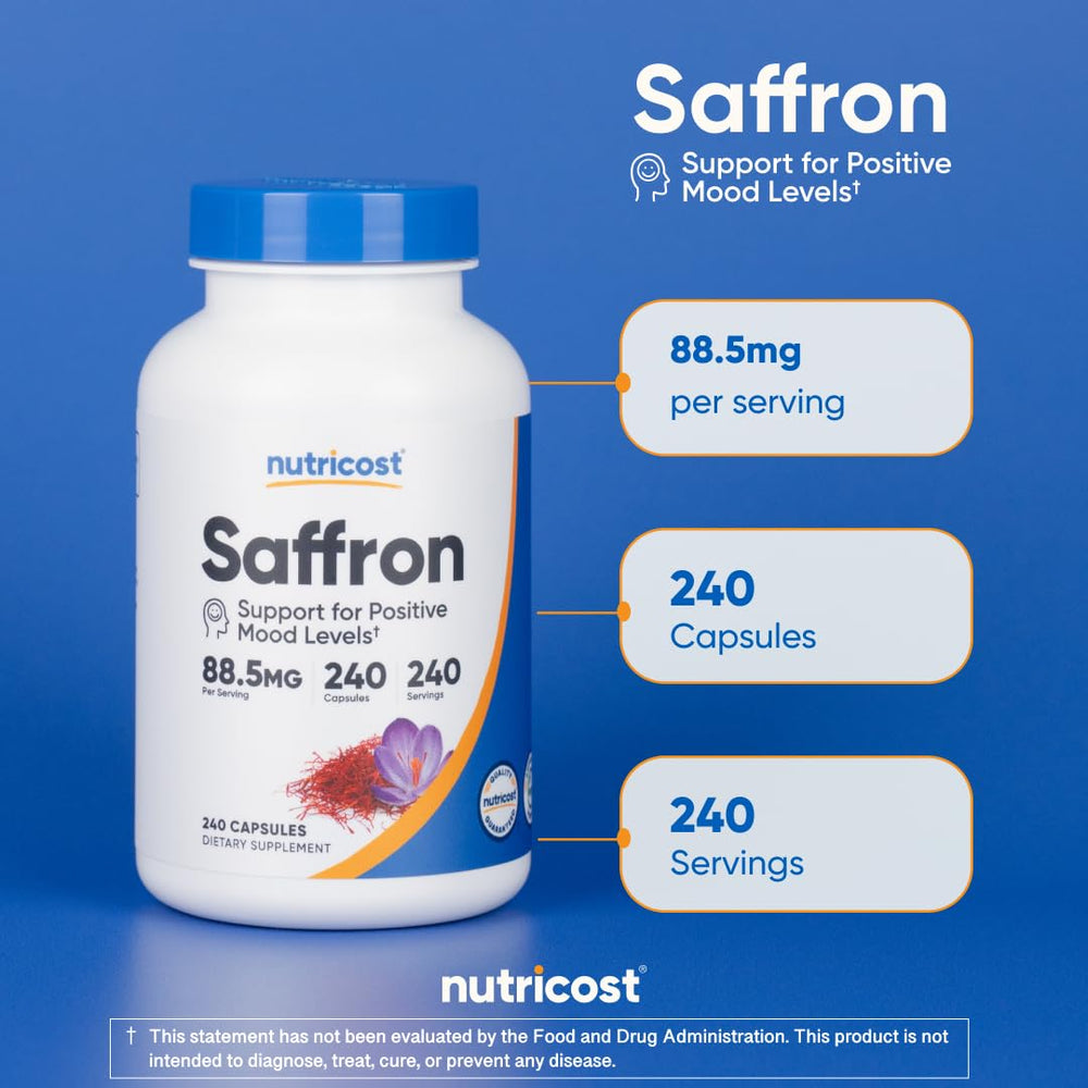 Nutricost mano sosteniendo una cápsula, ilustra dosificación cómoda