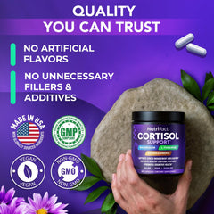 NutriFact frasco en mano para comparar tamaño y facilitar dosificación