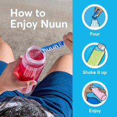Atleta bebiendo Nuun Pink Lemonade en gimnasio para recuperar electrolitos