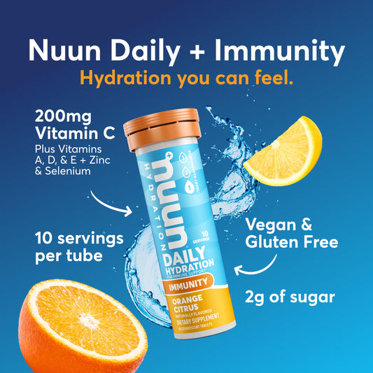 Nuun tableta efervescente disolviéndose en vaso, visualiza fácil preparación