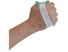 NYOrtho protector en mano de paciente mostrando uso práctico durante cuidados diarios