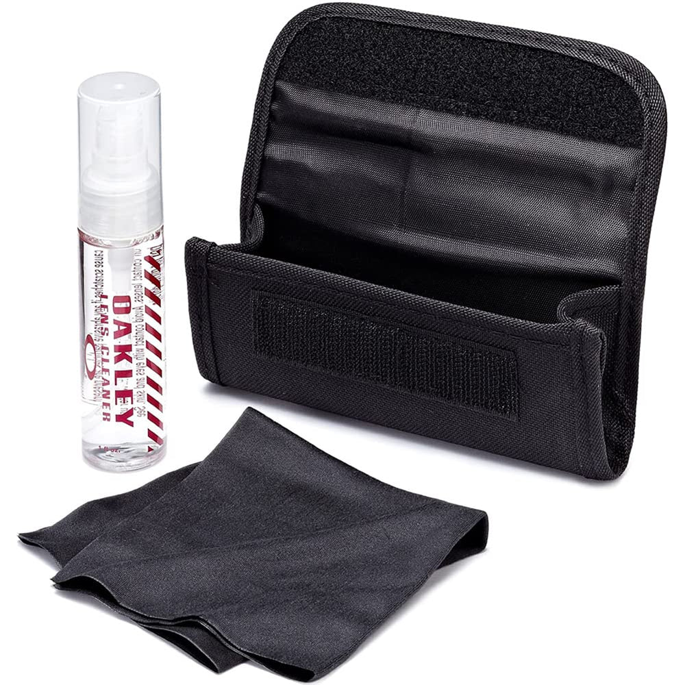 Oakley kit de limpieza frontal con atomizador, paño y estuche protegiendo lentes