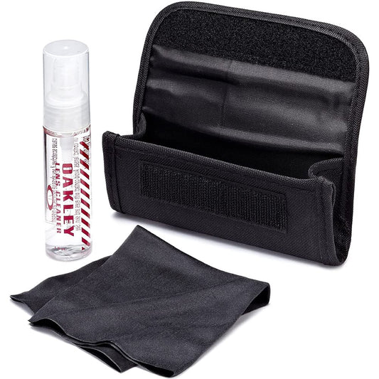 Oakley kit de limpieza frontal con atomizador, paño y estuche protegiendo lentes