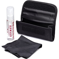 Oakley kit de limpieza frontal con atomizador, paño y estuche protegiendo lentes