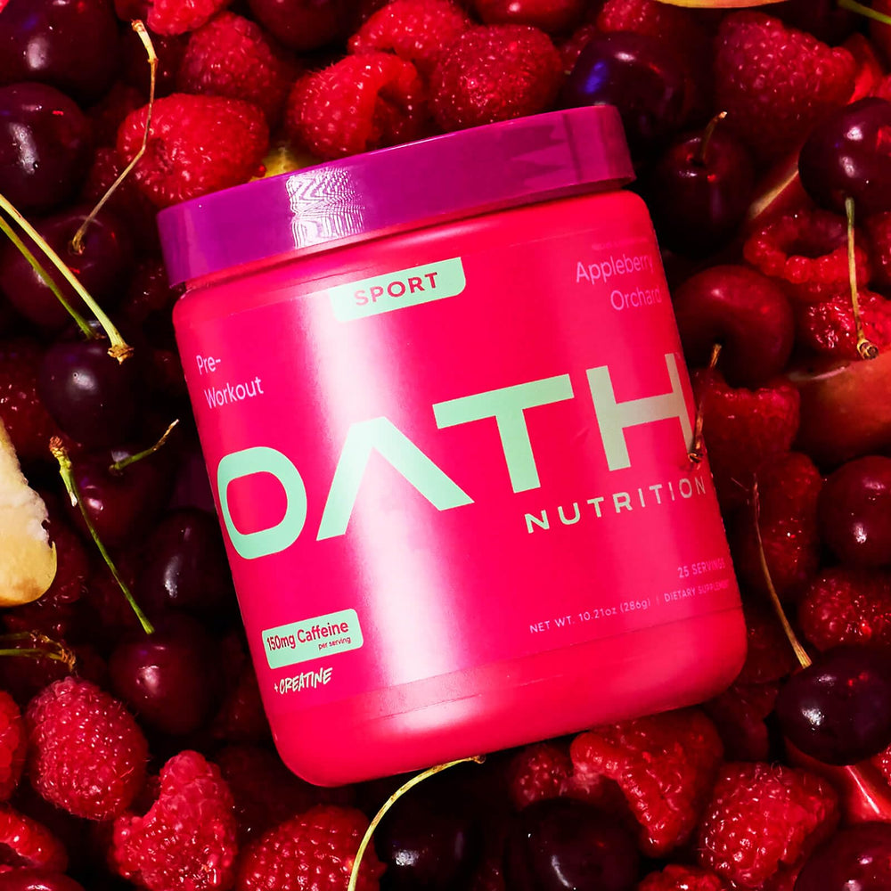 Oath Nutrition junto a mancuernas para comparar tamaño del envase y servicios