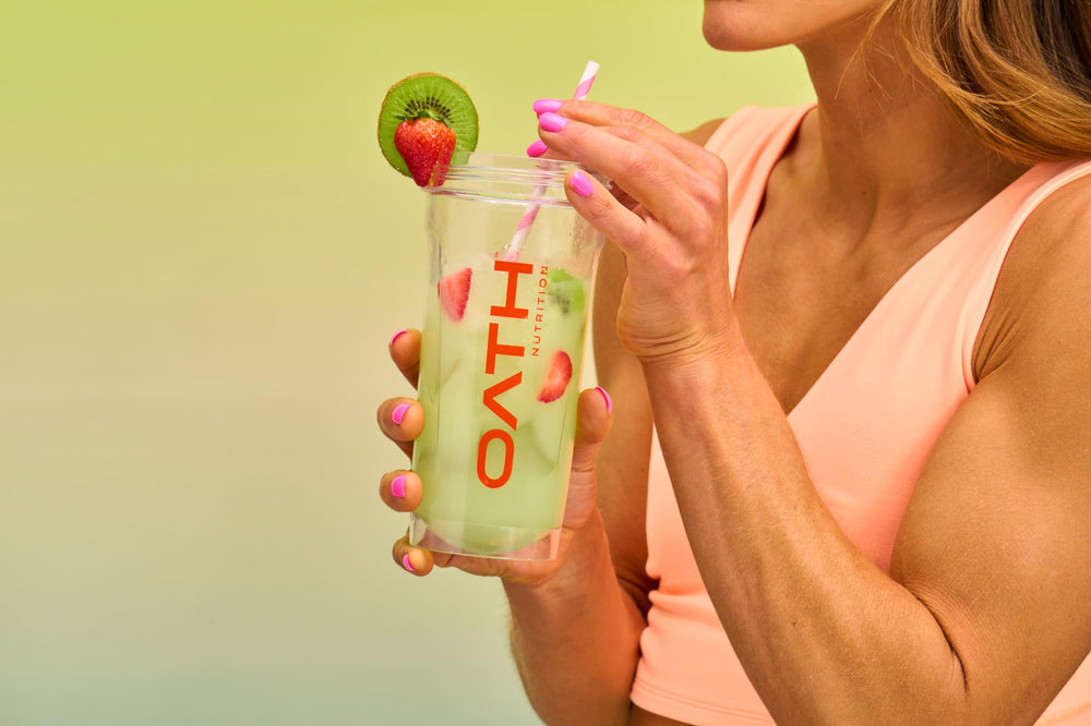 OATH NUTRITION batido en mano en la playa ideal para recuperación ligera postentreno