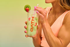 OATH NUTRITION batido en mano en la playa ideal para recuperación ligera postentreno
