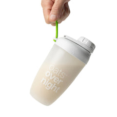 Oats Overnight comparación de tamaño junto a botella estándar, portátil