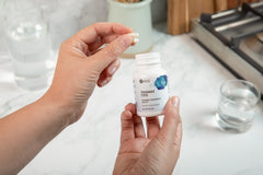 Objective Nutrients Thiamax cápsula en mano para comparar tamaño y dosis conveniente
