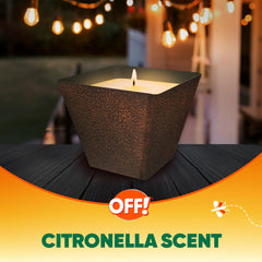 OFF! vela citronela colocada en mesa creando ambiente en reunión exterior