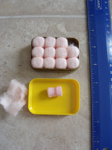 OHROPAX tapones junto a objetos de viaje demostrando portabilidad