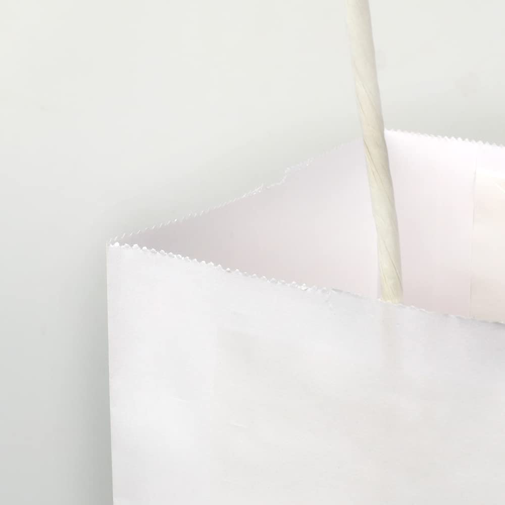 Oikss bolsa junto a una mano para comparar tamaño y capacidad útil