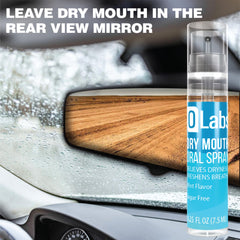 Olabs spray junto a mano para comparación de tamaño y facilidad de transporte