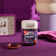 OLLY bote abierto con gomitas junto a almohada representando rutina nocturna