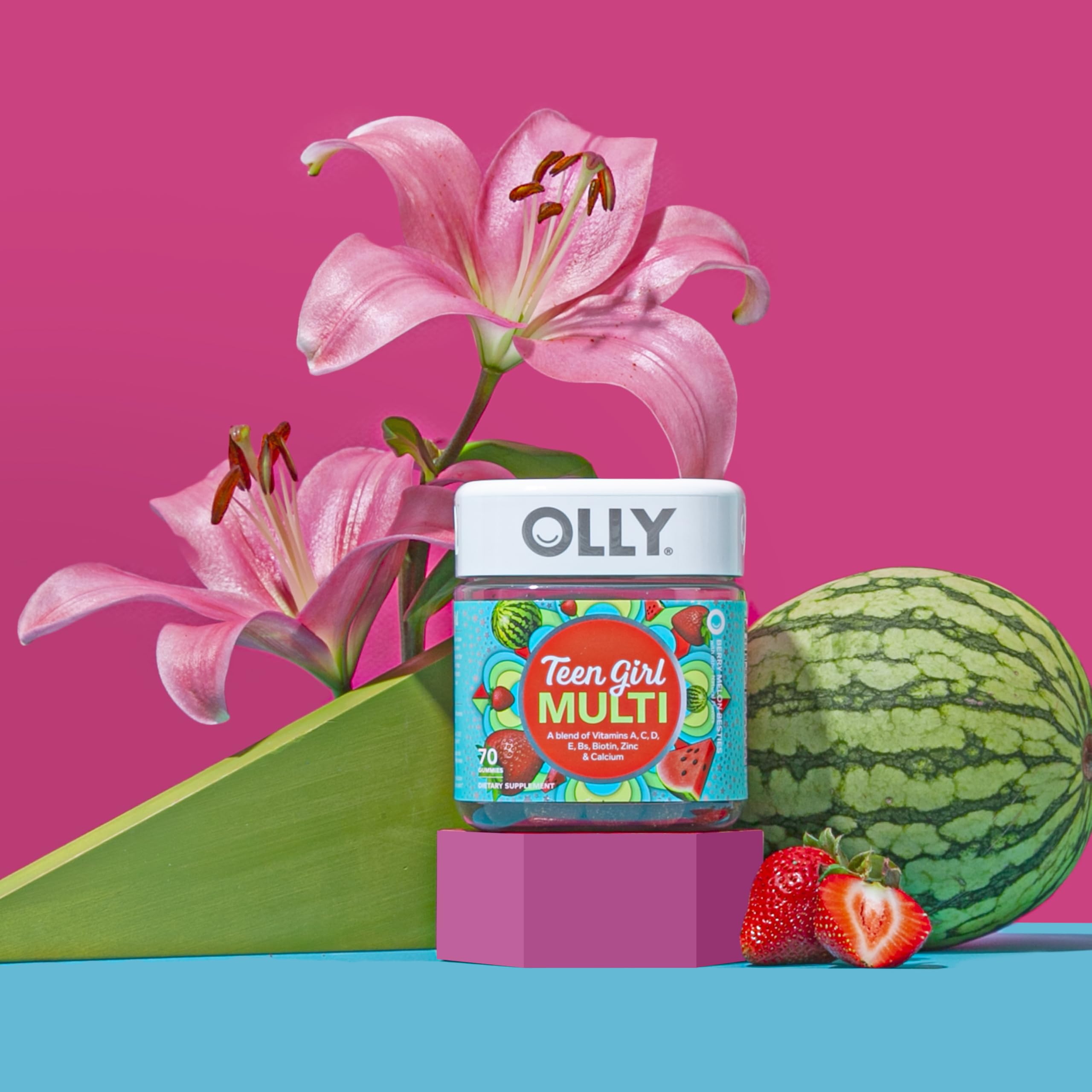 OLLY gomita en mano para comparar tamaño y porción diaria