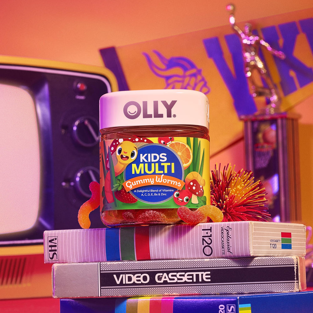 OLLY niño tomando gomita mostrando facilidad de uso diario
