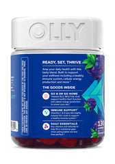 OLLY frasco de gomitas en mesa con frutas para contexto saludable