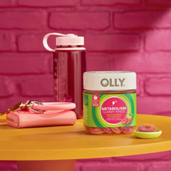 Gomita OLLY Metabolism en la mano para comparar tamaño y facilitar dosis diaria