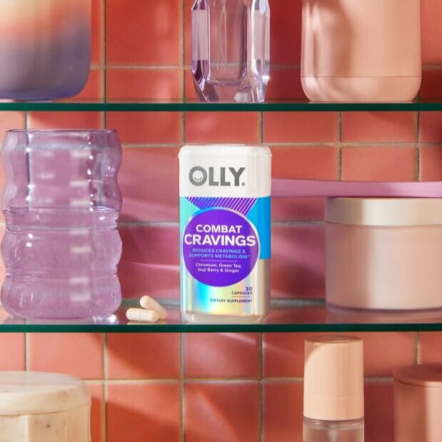 OLLY producto en mesa junto a vaso de agua como uso diario