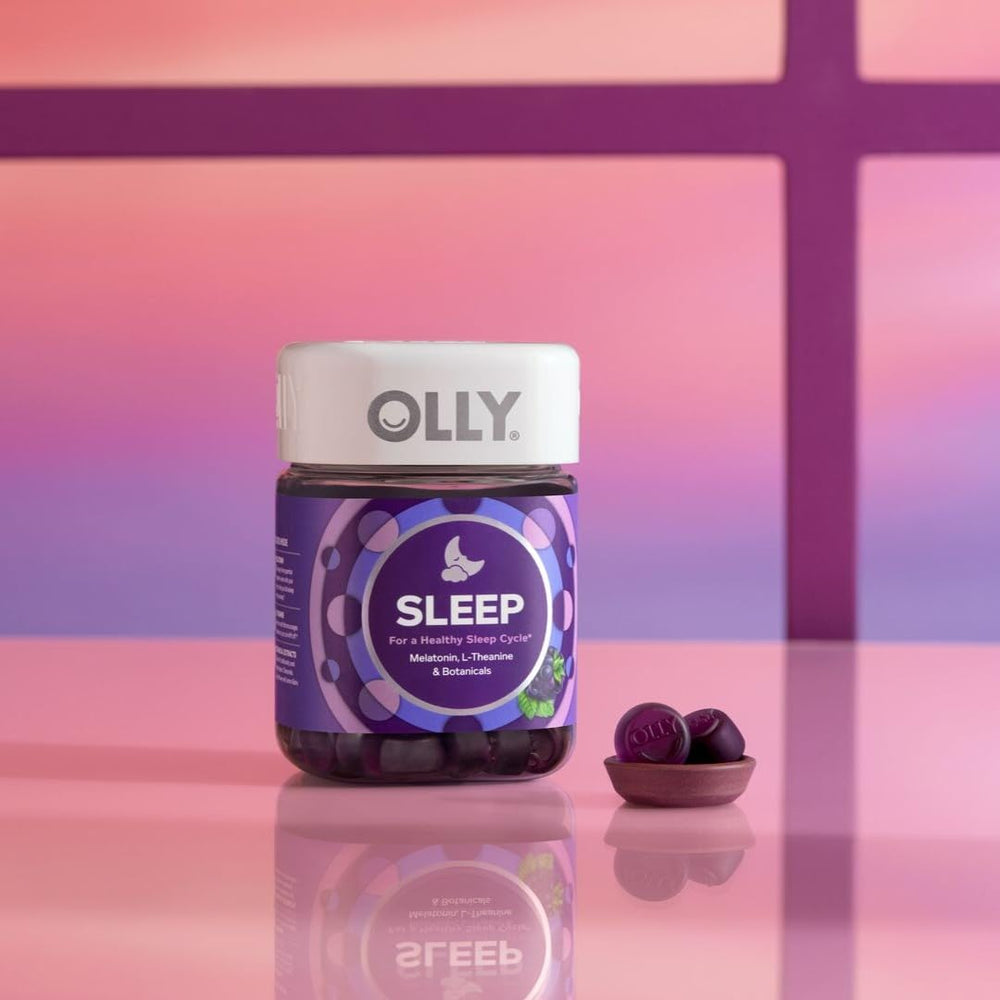 OLLY persona relajándose antes de dormir con gomitas en mano